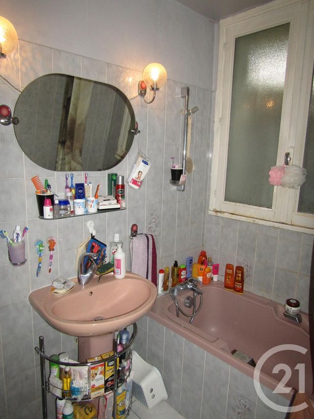 Appartement F4 à vendre - 4 pièces - 75.0 m2 - VENISSIEUX - 69 - RHONE-ALPES - Century 21 K.P.I Appartement F4 à vendre - 4 pièces - 75.0 m2 - VENISSIEUX - 69 - RHONE-ALPES - Century 21 K.P.I