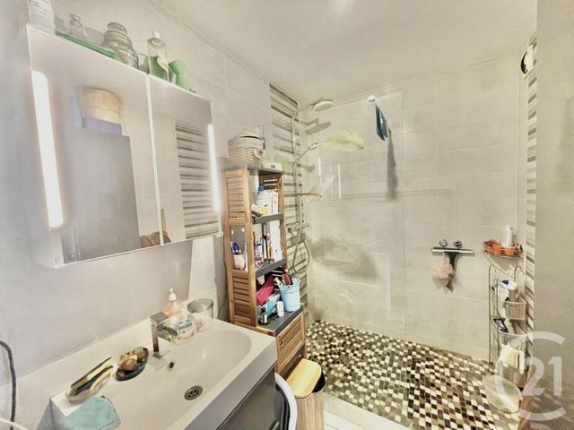 Appartement F5 à vendre - 5 pièces - 98.45 m2 - ST PRIEST - 69 - RHONE-ALPES - Century 21 K.P.I