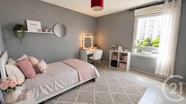 Appartement T4 à vendre - 4 pièces - 74.11 m2 - ST FONS - 69 - RHONE-ALPES - Century 21 K.P.I