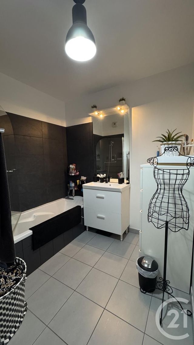 Appartement T4 à vendre - 4 pièces - 74.11 m2 - ST FONS - 69 - RHONE-ALPES - Century 21 K.P.I