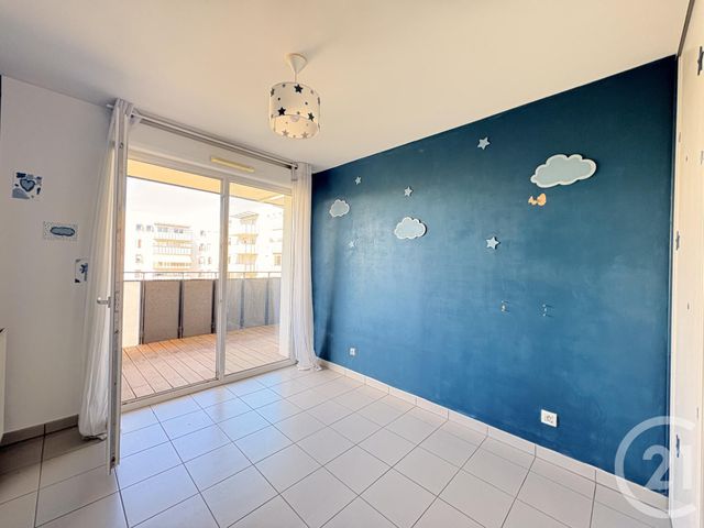 Appartement T4 à vendre - 4 pièces - 74.11 m2 - ST FONS - 69 - RHONE-ALPES - Century 21 K.P.I