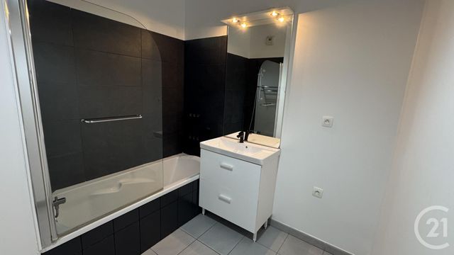 Appartement T4 à vendre - 4 pièces - 74.11 m2 - ST FONS - 69 - RHONE-ALPES - Century 21 K.P.I