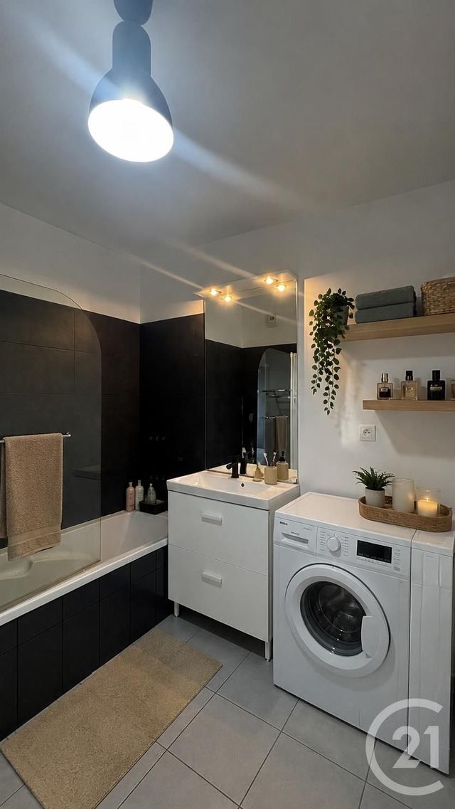 Appartement T4 à vendre - 4 pièces - 74.11 m2 - ST FONS - 69 - RHONE-ALPES - Century 21 K.P.I
