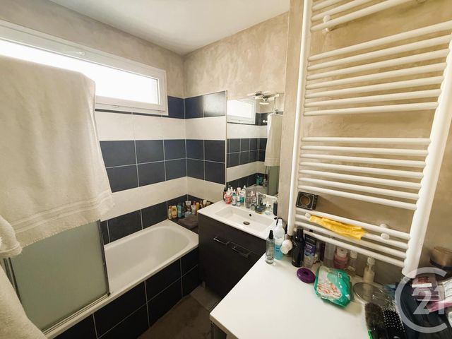 Appartement T3 à vendre - 3 pièces - 66.0 m2 - VENISSIEUX - 69 - RHONE-ALPES - Century 21 K.P.I