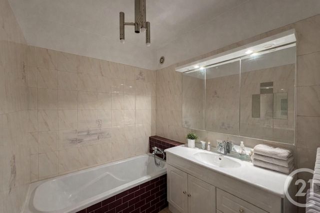 Appartement T5 à vendre - 5 pièces - 102.01 m2 - VENISSIEUX - 69 - RHONE-ALPES - Century 21 K.P.I