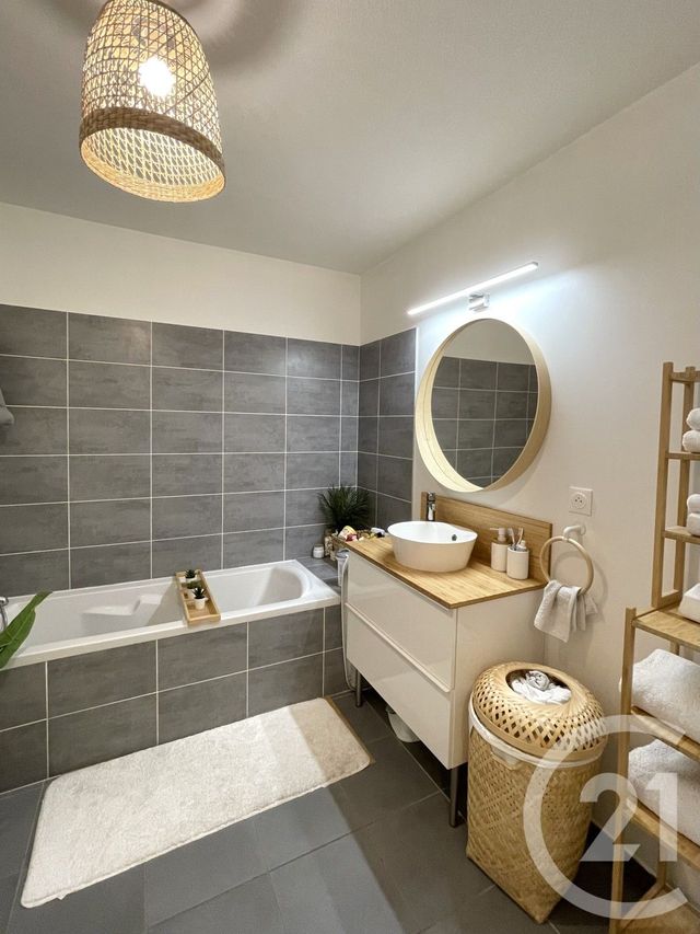 Appartement T3 à vendre - 3 pièces - 70.04 m2 - ST FONS - 69 - RHONE-ALPES - Century 21 K.P.I