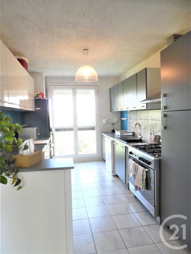 Appartement T4 à vendre - 4 pièces - 76.16 m2 - ST FONS - 69 - RHONE-ALPES - Century 21 K.P.I