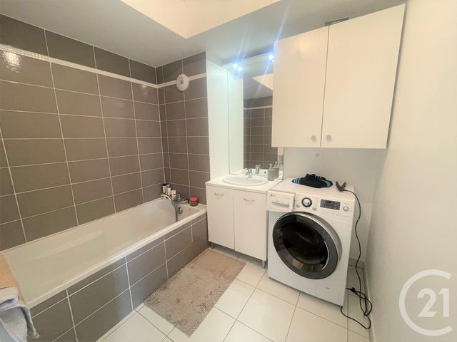 Appartement T3 à vendre - 3 pièces - 66.1 m2 - ST FONS - 69 - RHONE-ALPES - Century 21 K.P.I