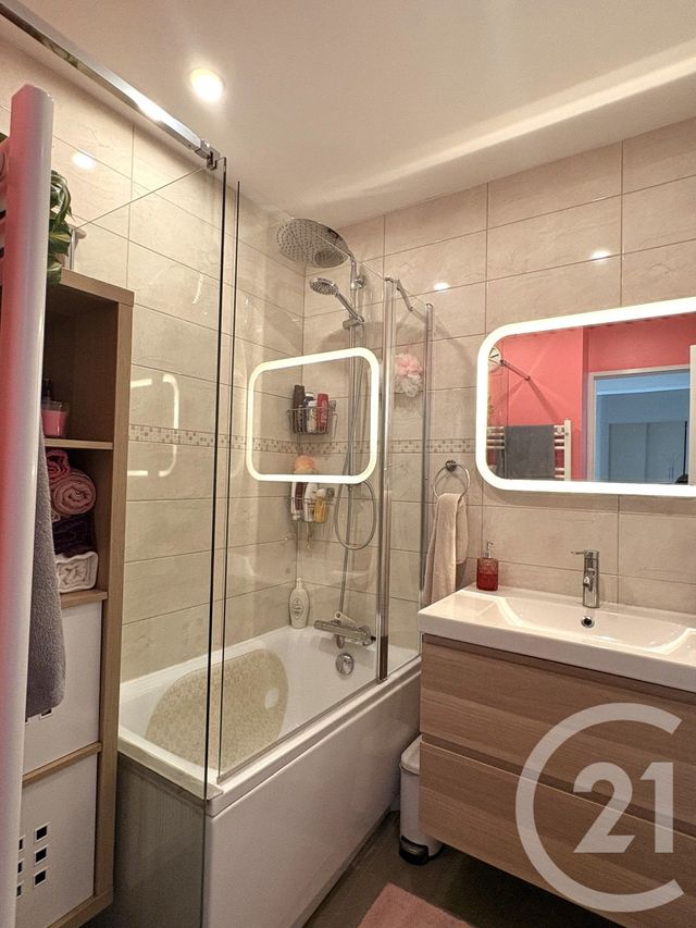 Appartement T3 à vendre - 3 pièces - 68.0 m2 - VENISSIEUX - 69 - RHONE-ALPES - Century 21 K.P.I