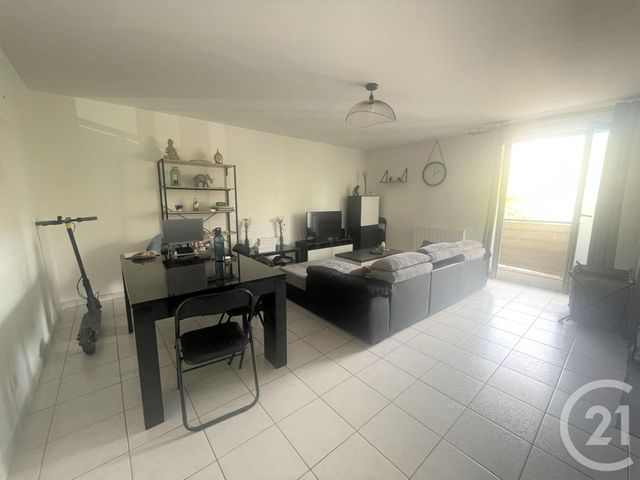 Appartement T3 à louer - 3 pièces - 65.92 m2 - VENISSIEUX - 69 - RHONE-ALPES - Century 21 K.P.I