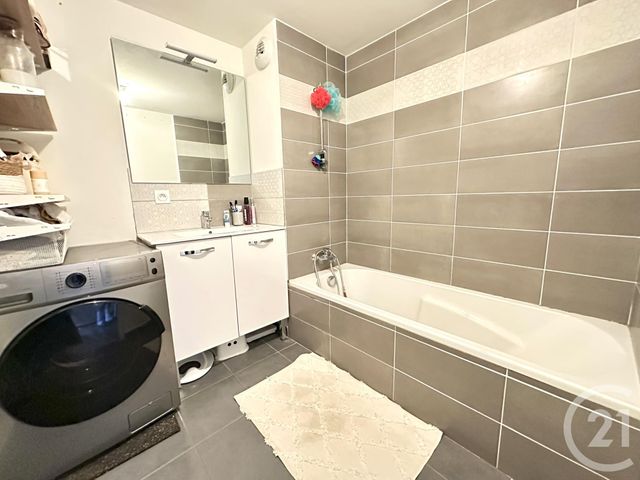 Appartement T3 à louer - 3 pièces - 69.51 m2 - VENISSIEUX - 69 - RHONE-ALPES - Century 21 K.P.I