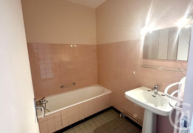 Appartement T3 à louer - 3 pièces - 75.13 m2 - ST FONS - 69 - RHONE-ALPES - Century 21 K.P.I