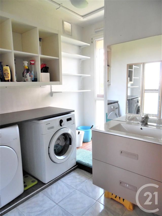 Appartement T4 à vendre - 4 pièces - 76.16 m2 - ST FONS - 69 - RHONE-ALPES - Century 21 K.P.I